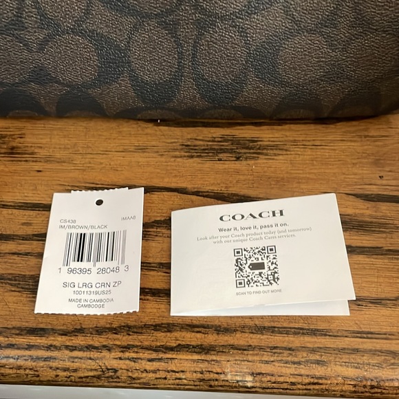 Coach signature large corner, zipper wristlet - Picture 4 of 8